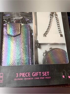 No Boundaries Holographic Crossbody Cellphone Set NIB
